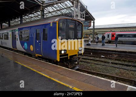 Ein DMU-Zug der Klasse 150 im Norden am Bahnhof Chester, November 2021 Stockfoto