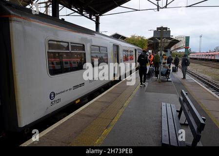 Ein DMU-Zug der Klasse 150 im Norden am Bahnhof Chester, November 2021 Stockfoto