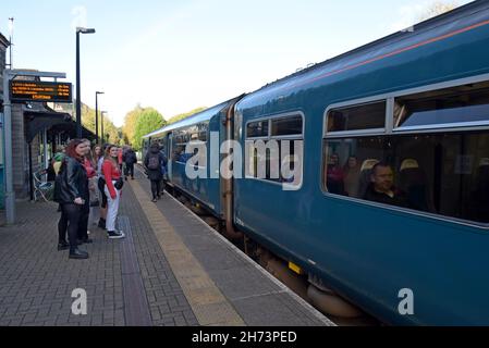 Ein Sprinter-DMU-Zug der Klasse 150 kommt am Bahnhof Betws-y-coed auf der Conwy Valley Line, North Wales, im Oktober 2021 an Stockfoto