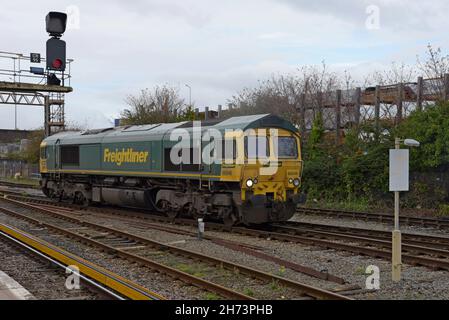 Eine Freightliner Class 66 Schwerlastdiesellok am Bahnhof Chester, 1st. November 2021 Stockfoto