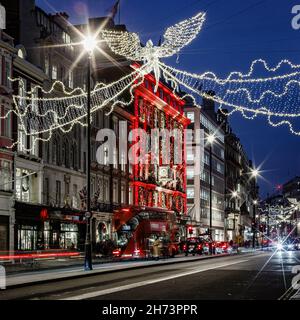 Ein roter Londoner Bus vor der ikonischen Adventskalender-Fassade von Fortnum und Mason am Piccadilly in London. Stockfoto