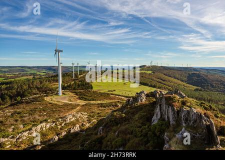 Panoramablick auf Windenergieanlagen in einer Reihe auf dem Berg. Nachhaltige Energie Stockfoto