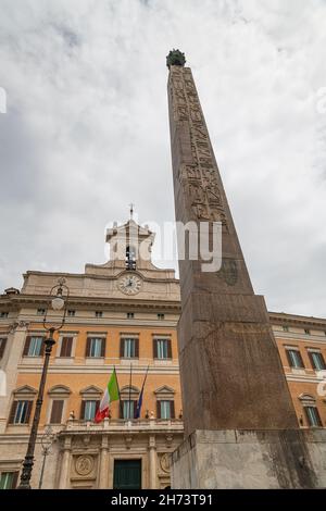 Palazzo Montecitorio, Parlamentsgebäude der italienischen Abgeordnetenkammer, Rom, Italien mit dem Obelisken von Montecitorio Stockfoto