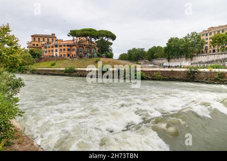 Blick auf die Isola Tiberina oder die Tiber-Flussinsel und das Fatebenefratelli-Krankenhaus. Stockfoto