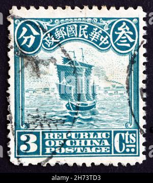 CHINA - UM 1913: Eine in China gedruckte Marke zeigt Junk, traditionelles chinesisches Segelschiff, um 1913 Stockfoto