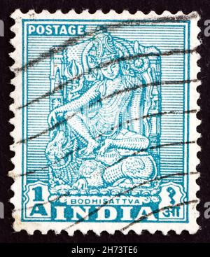 Indien - um 1950: eine Briefmarke gedruckt in Indien zeigt Bodhisattva, Skulptur Bodhisattva als Erleuchtung, um 1950 Stockfoto