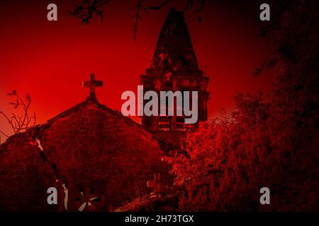 Die alte ruinierte Kirche in der Nacht. Selektiver Fokus Stockfoto