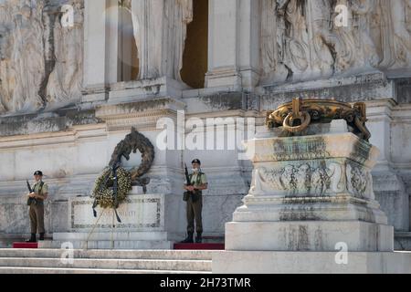 Die Ehrengarde am Denkmal des unbekannten Soldaten, das unter der Statue Italiens auf dem Komplex der Altare della Patria errichtet wurde Stockfoto