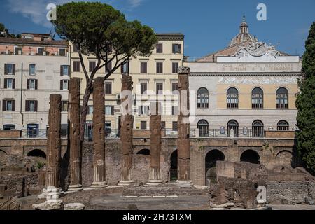 Stadtbild und generische Architektur aus Rom, der italienischen Hauptstadt. Largo di Torre Argentina, Turm von Argentinien. Stockfoto