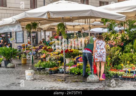 Der eindrucksvolle und charakteristische Straßenmarkt von Campo de Fiori im Herzen Roms Stockfoto