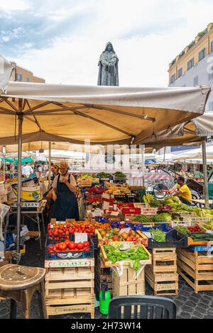 Der eindrucksvolle und charakteristische Straßenmarkt von Campo de Fiori im Herzen Roms Stockfoto