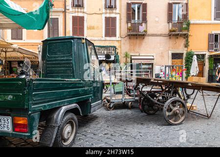 Der eindrucksvolle und charakteristische Straßenmarkt von Campo de Fiori im Herzen Roms Stockfoto