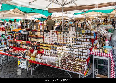 Der eindrucksvolle und charakteristische Straßenmarkt von Campo de Fiori im Herzen Roms Stockfoto