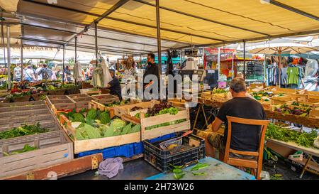 Der eindrucksvolle und charakteristische Straßenmarkt von Campo de Fiori im Herzen Roms Stockfoto