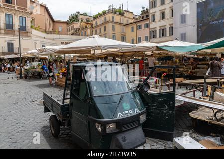 Der eindrucksvolle und charakteristische Straßenmarkt von Campo de Fiori im Herzen Roms Stockfoto