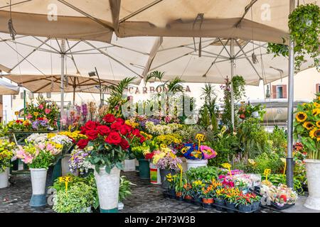 Der eindrucksvolle und charakteristische Straßenmarkt von Campo de Fiori im Herzen Roms Stockfoto