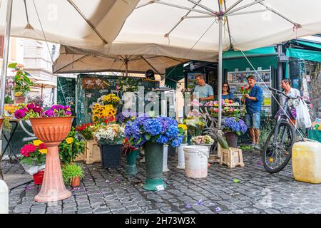 Der eindrucksvolle und charakteristische Straßenmarkt von Campo de Fiori im Herzen Roms Stockfoto