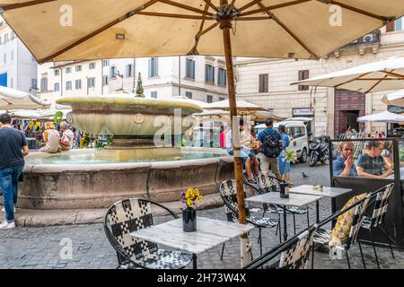 Der eindrucksvolle und charakteristische Straßenmarkt von Campo de Fiori im Herzen Roms Stockfoto