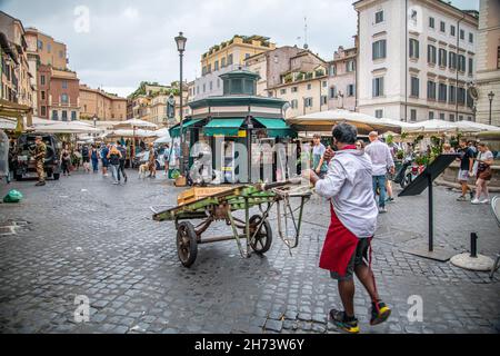 Der eindrucksvolle und charakteristische Straßenmarkt von Campo de Fiori im Herzen Roms Stockfoto