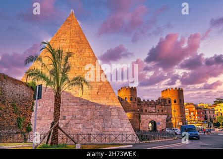 Cestia Pyramide in Rom bei Sonnenuntergang. Die Pyramide von Cestius (Piramide di Caio Cestio oder Piramide Cestia) ist eine Pyramide aus der Römerzeit in Rom, Italien, in der Nähe der Stockfoto