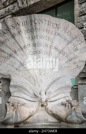 Fontana delle API (Brunnen der Bienen) ist ein Brunnen an der Piazza Barberini in Rom, wo die Via Veneto die piazza erreicht. Stockfoto