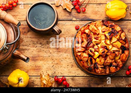 Köstlicher Quitte im Herbst. Herbstlich süß auf rustikalem Holztisch Stockfoto