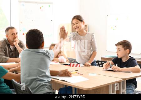 Schüler, die an der Sprachschule Unterricht nehmen Stockfoto