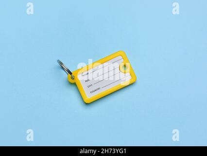 Schlüsselanhänger aus Kunststoff auf blauem Hintergrund Stockfoto