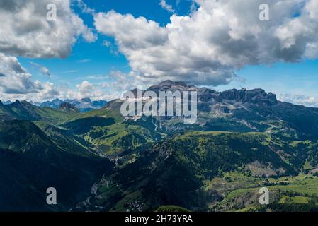 Arabba mit Sella Bergrücken oberhalb vom Monte Sief Berggipfel in den Dolomiten in Italien an schönen Sommertagen Stockfoto