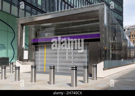 LONDON, Großbritannien - 23. JULI 2021: Eingang zur Elizabeth Line U-Bahnstation der Liverpool Street mit Fensterläden vor der Eröffnung Stockfoto