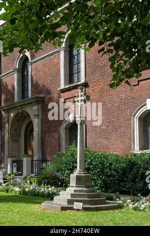 LONDON, Großbritannien - 23. JULI 2021: 1st World war Memorial to Honourable Artillery Company auf dem Kirchhof von St. Botolph ohne Bishopsgate in der City of Stockfoto