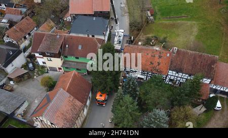 Thüringen, Deutschland. 20th. November 2021. 20. November 2021, Thüringen, Königsee: Eine 17 Meter hohe Fichte hängt an einem Kran und wird auf einen Transporter verladen (mit Drohne geschossen). Die Fichte wird nach Berlin transportiert und vor dem Brandenburger Tor errichtet. Zum siebten Mal kommt der Weihnachtsbaum am Brandenburger Tor aus Thüringen. Die Beleuchtung in Berlin findet am 28. November statt. Foto: Bodo Schackow/dpa-Zentralbild/dpa Quelle: dpa picture Alliance/Alamy Live News Stockfoto