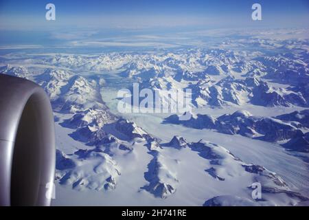 GRÖNLAND - 10. MAI 2018: Blick aus dem Flugzeugfenster des Motors einer Boeing 787 über die Eisberge Grönlands Stockfoto