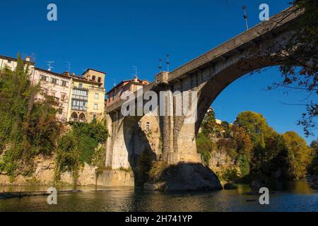 Die Ponte del Diavolo - die Teufelsbrücke - über den Fluss Natisone in der nordöstlichen italienischen Stadt Cividale del Friuli in der Provinz Udine Stockfoto