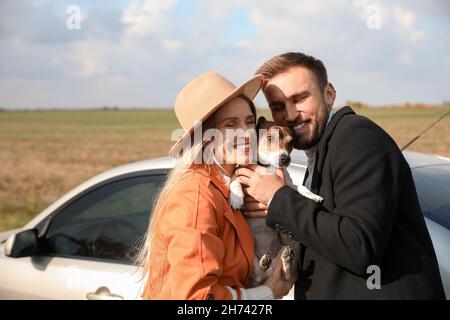 Schönes junges Paar mit Jack Russel Terrier im Freien Stockfoto