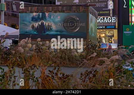 New York, USA. 19th. November 2021. Atmosphäre bei einer „The Wheel of Time“-Veranstaltung von Amazon Prime auf dem Times Square, New York City. Kredit: SOPA Images Limited/Alamy Live Nachrichten Stockfoto