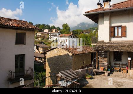 Wohngebäude in der historischen Stadt Ampezzo in der Provinz Udine, Friaul-Julisch Venetien, Nordostitalien Stockfoto