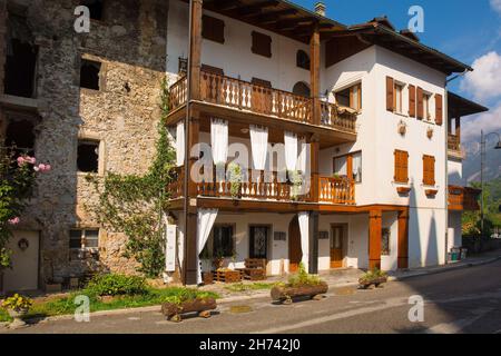 Wohngebäude in der historischen Stadt Ampezzo in der Provinz Udine, Friaul-Julisch Venetien, Nordostitalien Stockfoto