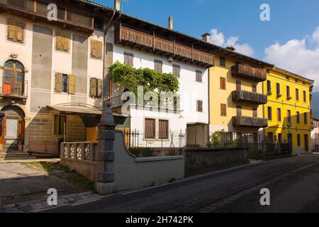 Wohngebäude in der historischen Stadt Ampezzo in der Provinz Udine, Friaul-Julisch Venetien, Nordostitalien Stockfoto