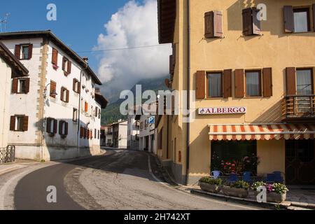 Ampezzo, Italien - 27th. September 2021. Die Hauptstraße, Via Nazionale, die durch die Stadt Ampezzo, Provinz Udine, Friaul-Julisch Venetien, Italien führt Stockfoto