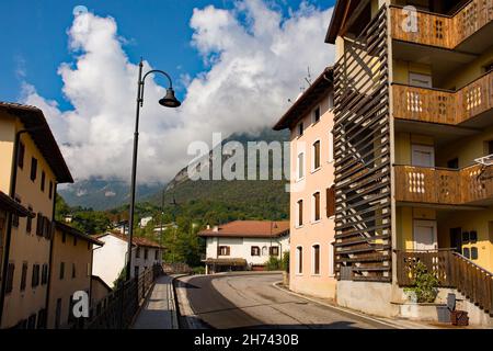 Die Hauptstraße, die durch die kleine Stadt Ampezzo in der Provinz Udine, Friaul-Julisch Venetien, Nordostitalien führt Stockfoto