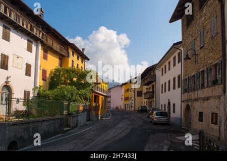 Die Hauptstraße, die durch die kleine Stadt Ampezzo in der Provinz Udine, Friaul-Julisch Venetien, Nordostitalien führt Stockfoto