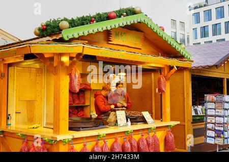 Weihnachtsstand mit heißen Kastanien auf dem Weihnachtsmarkt 2021 in der Düsseldorfer Innenstadt. Stockfoto