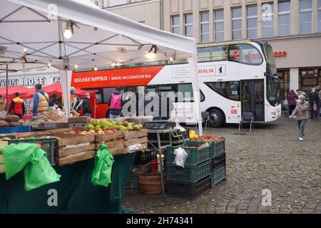 Berlin, Deutschland. 20th. November 2021. Auf dem Marktplatz in Spandau stehen zahlreiche Menschen in der Schlange, um sich in einem Impfbus des Maltesers Hilfswerk impfen zu lassen. Quelle: Jörg Carstensen/dpa/Alamy Live News Stockfoto