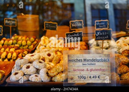 Keksstand (hinter einem Schutzglas) auf dem Weihnachtsmarkt 2021 in der Königsallee in Düsseldorf. Stockfoto