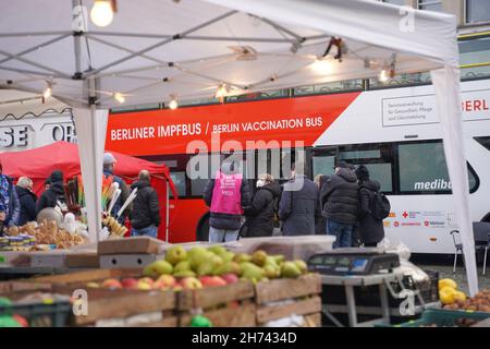 Berlin, Deutschland. 20th. November 2021. Auf dem Marktplatz in Spandau stehen zahlreiche Menschen in der Schlange, um sich in einem Impfbus des Maltesers Hilfswerk impfen zu lassen. Quelle: Jörg Carstensen/dpa/Alamy Live News Stockfoto