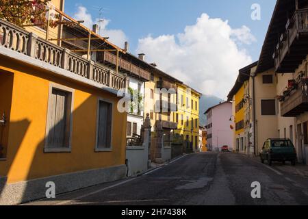 Die Hauptstraße, die durch die kleine Stadt Ampezzo in der Provinz Udine, Friaul-Julisch Venetien, Nordostitalien führt Stockfoto