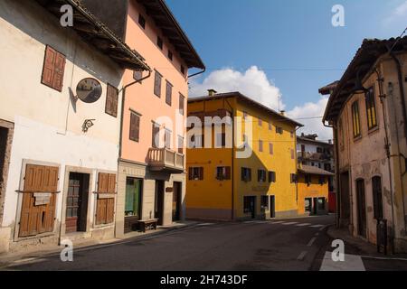 Ampezzo, Italien - 27th. September 2021. Die Hauptstraße, Via Nazionale, die durch die Stadt Ampezzo, Provinz Udine, Friaul-Julisch Venetien, Italien führt Stockfoto