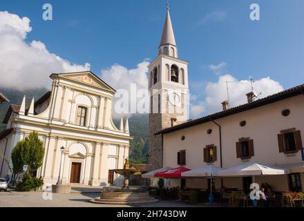 Ampezzo, Italien - 27th. September 2021. Chiesa della Beata Vergine del Rosario e San Daniele Profeta Kirche auf der Piazza Zona Libera 1944, dem Zentrum von Ampezzo Stockfoto