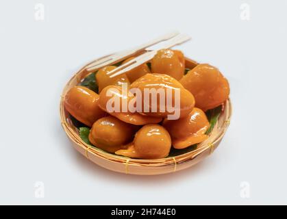 Royal Thai Cuisine Süße Jackfruit Samen. Dessert mit Mungbohne Marzipan und Eigelb. Stockfoto